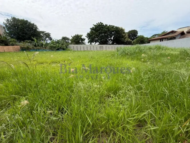 Terreno em condomio fechado 1.800 M² | JARDIM CANADÁ.