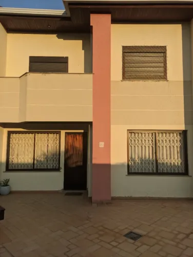 Alugo Sobrado em condomínio fechado, com 3 quartos, com suíte e ático, com duas vagas