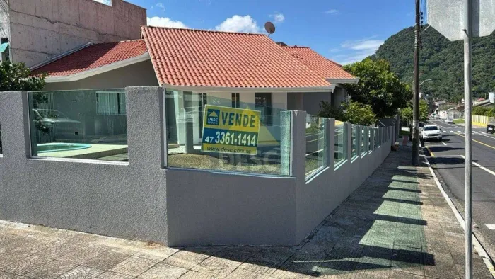 Casa com piscina à venda no Bairro da Barra em Balneário Camboriú