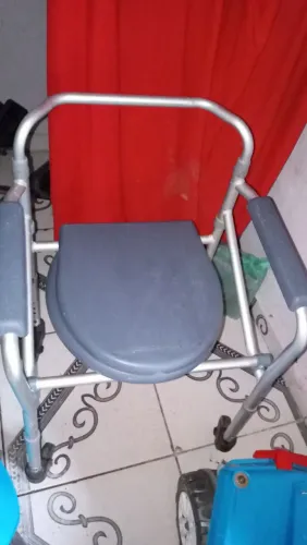 Cadeira de banho de alumínio semi nova