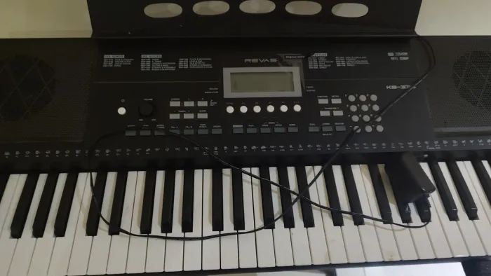 Teclado semi novo!