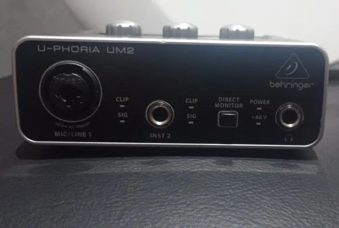 Interface de áudio Behringer U-phoria UM2
