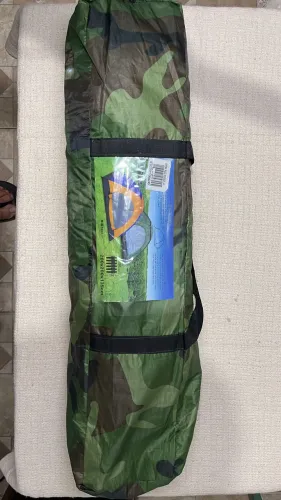 Barraca de acampamento (estilo iglu) com estampa de camuflagem militar.
