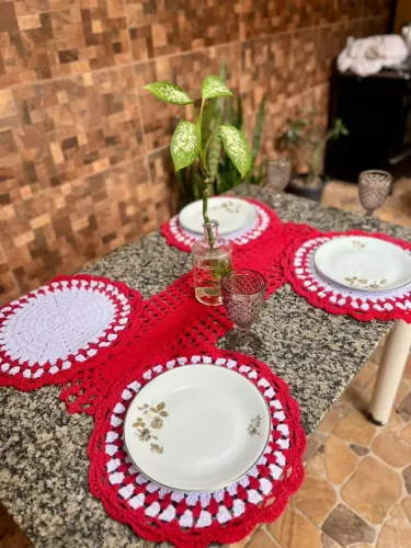Jogo de Mesa de Crochê Luxuoso 4 Sousplats + Passadeira Artesanal