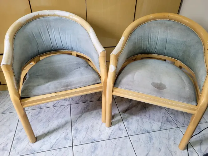 DUAS POLTRONAS ESTILO CLÁSSICO MEDALHÃO