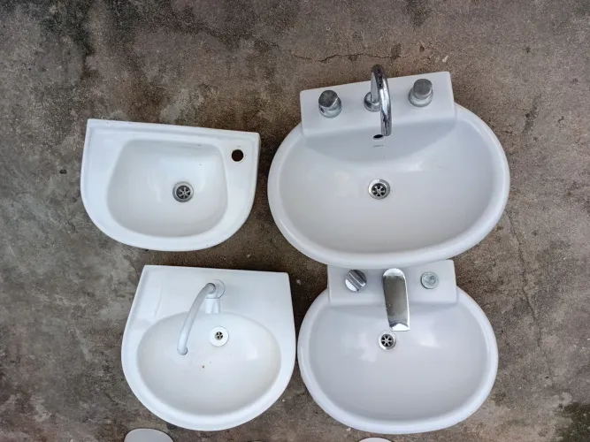 Kit com 4 Pias Lavatórios de Banheiro Deca em Cerâmica Branca