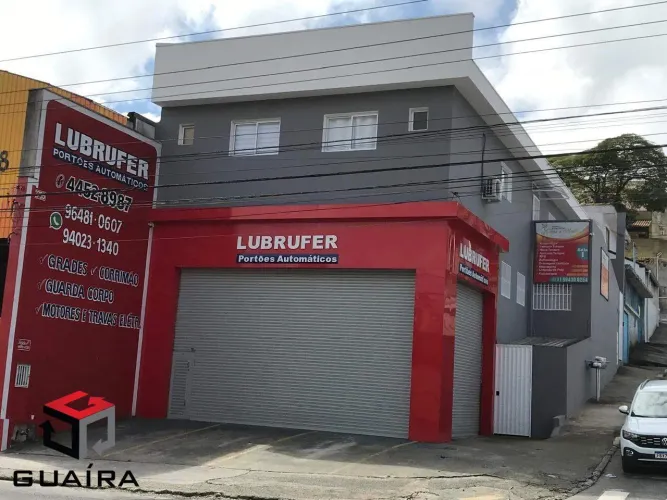 Prédio comercial com 1 salão trifásico de 200m mais 5 salas. Alugados! Pra investidor é ót
