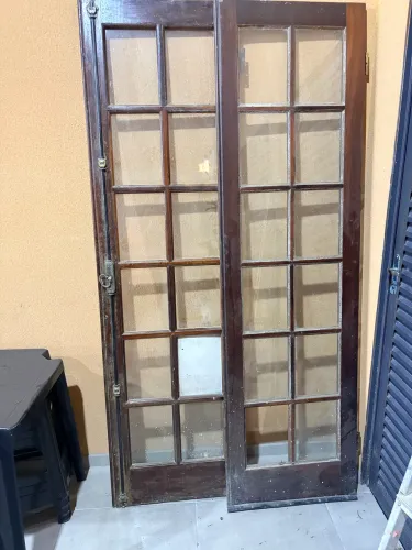 Porta balcão sem batente com vidros e ferragens. 