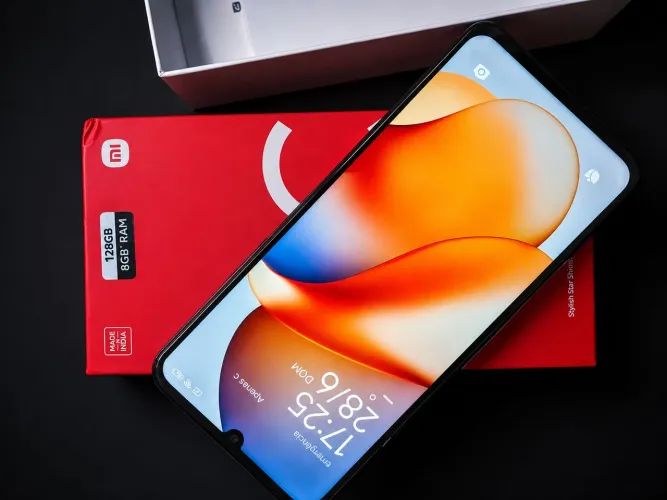 redmi 13C xiaomi com caixa 8g de RAM e 128 de memória, aceito cartão.