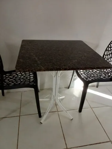 VENDO MESA DE MARMORE E DUAS CADEIRAS CORAL PRETAS