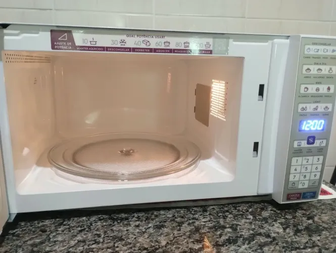 Microondas ME044; Semi novo, uma excelente oportunidade para economizar o seu dinheiro.