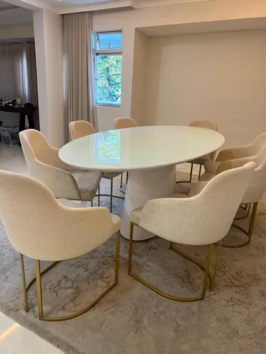 Mesa de jantar em laca branca 2.20 x 1.10 com 8 cadeiras champanhe em aço dourado