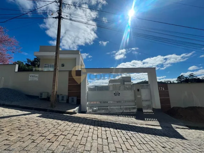 Casa para locação de 03 quartos e vaga de estacionamento