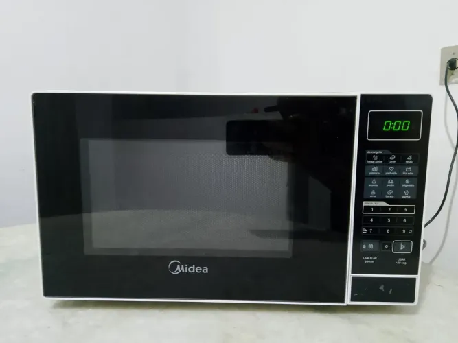 Microondas Midea funcionando perfeitamente tudo 220 volts 260 reais entrego 
