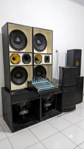 Vendo caixas de som no valor de 10.000,00 tudo
