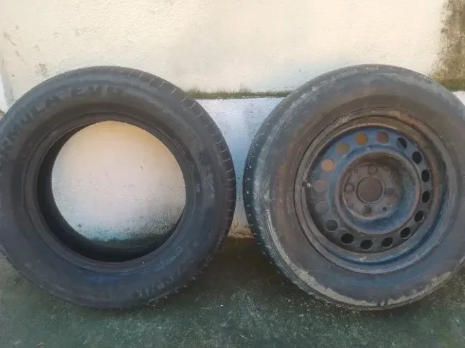 Vendo aro 14 de ferro completo +1 pneu de brinde , valor: 200 reais *