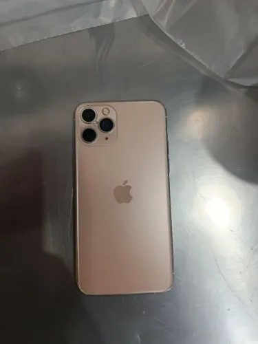 iPhone 11 pro pra venda bem conservado apenas um trincado na tela mais não interfere em