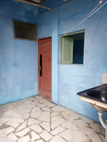 Alugo kitnet com água e luz já encluido no valor,um cômodo com banheiro