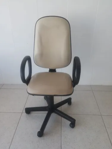 Mesa e cadeira de escritório.