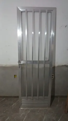 Porta de aluminio com vidro jantado e grade