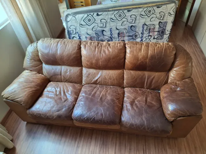 Sofá em couro 3 lugares, podendo caber até 4 lugares.