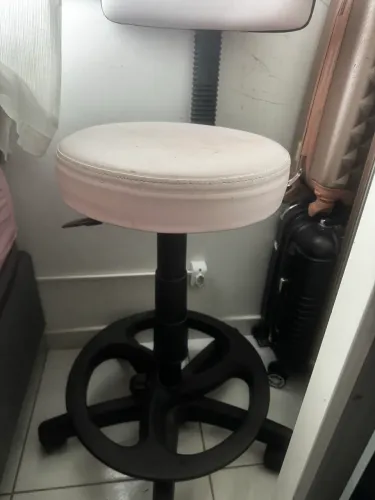 Mocho para designer de sobrancelhas e cílios