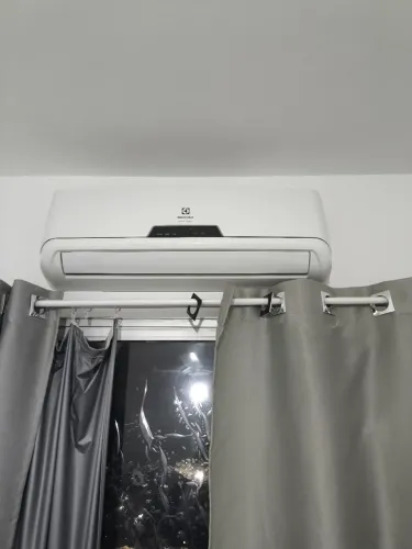 Vendo um ar condicionado Eletrolux novinho tá zero com controle remoto 220 volts 
