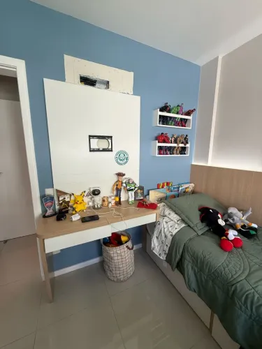 Camas móveis Quater com escrivaninha e nichos livros