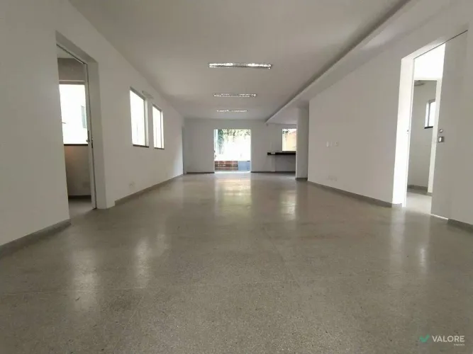 CASA COM 600m² PARA ALUGAR - SION