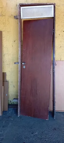 Porta interna com caixilho e janela