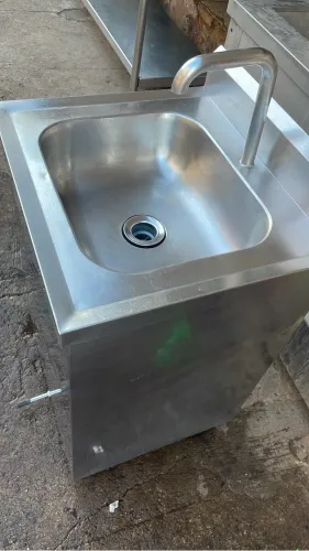 Lavatório Industrial em Aço Inox com Acionamento por Pedal