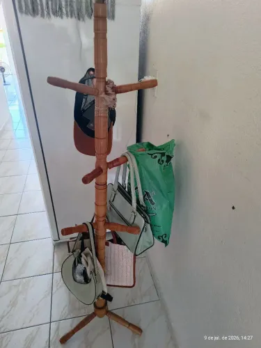 Cabide de madeira