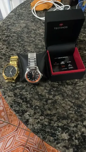 Vende-se um relógio
