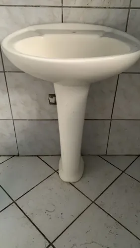 lavatório de banheiro com coluna