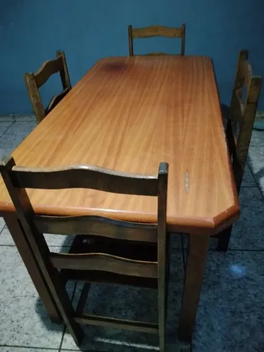 Mesa com quatro cadeiras de Madeira 1.60 de largura por 81 de altura