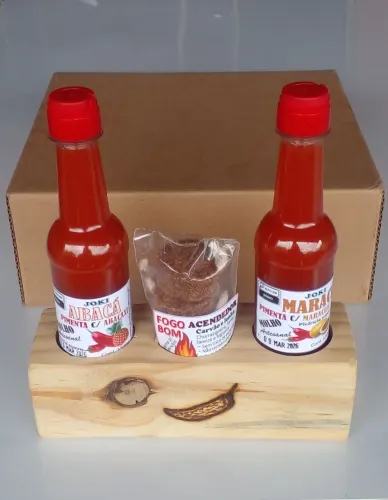 Kit molho pimenta e acendedor carvão c/ base madeira rústica 