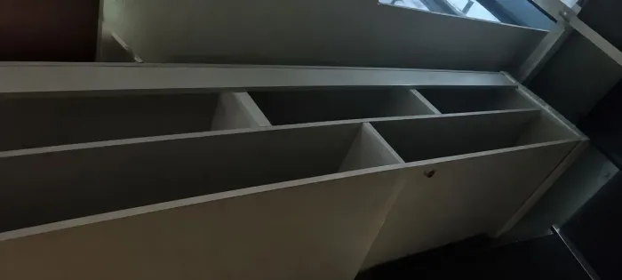 ?Armário aéreo branco com divisórias e prateleira