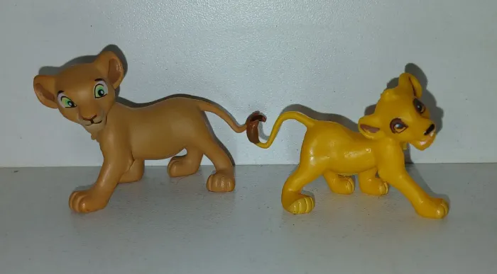 LOTE 2 BONECOS MINIATURAS DISNEY ORIGINAIS REI LEÃO SIMBA E NALA
