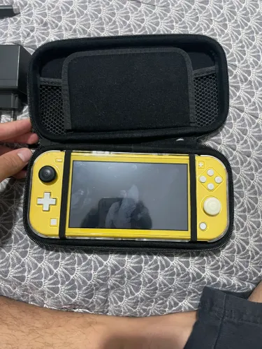 Nintendo Switch Lite 32gb + capa protetorado e capa de viagem