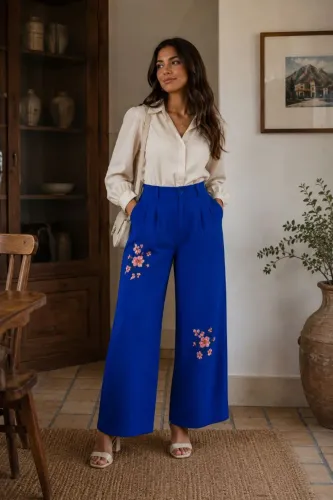 Calça pantalona azul elegante pintada com flores de cerejeira