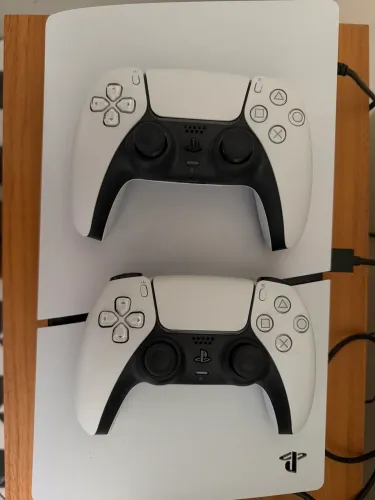 PlayStation 5 + 2 controles + base de carregamento