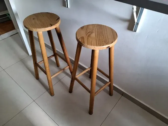 Banquetes de madeira. Ideal para balcão. Combina com tudo