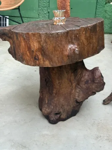 vendo mesa de madeira com bancos
