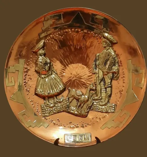 Prato decorativo em cobre trabalhado em bronze.