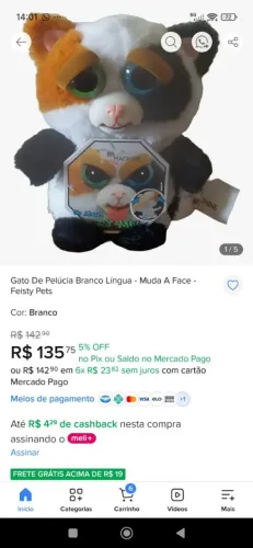 gato de pelúcia mostra a lingua