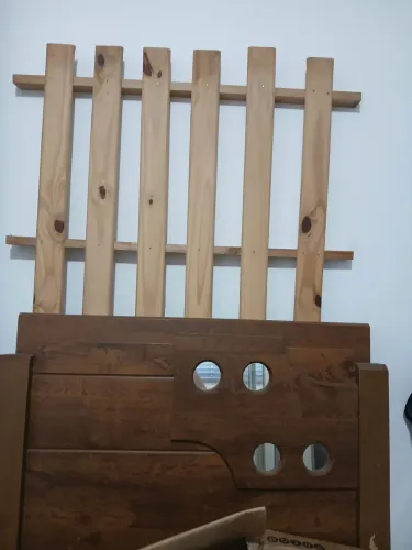Cama de solteiro de madeira