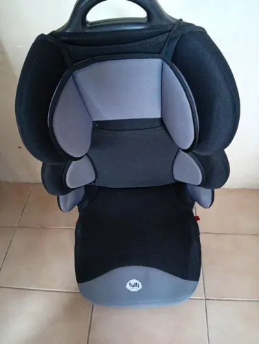 Vendo essa cadeira de passeio pra carro dois jeito de usar 250 reais nova