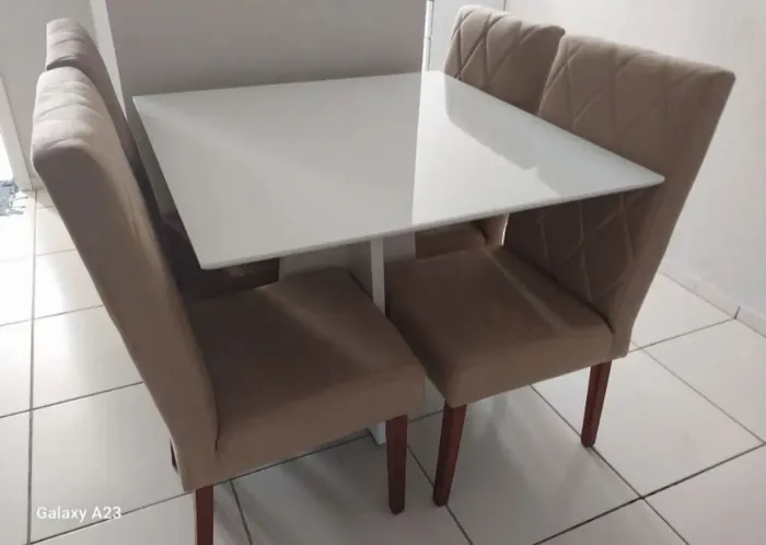 Conjunto Mesa 90x90 e 4 Cadeiras (NOVO)