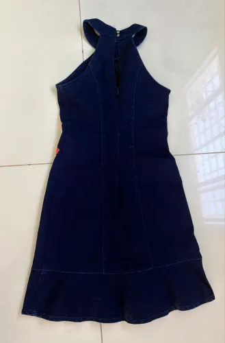 Vestido jeans com bordados floridos