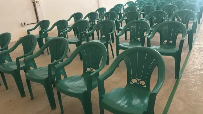 Cadeiras Plásticas com Braço Verde - 50 Unidades | Igrejas, Eventos e Comércios